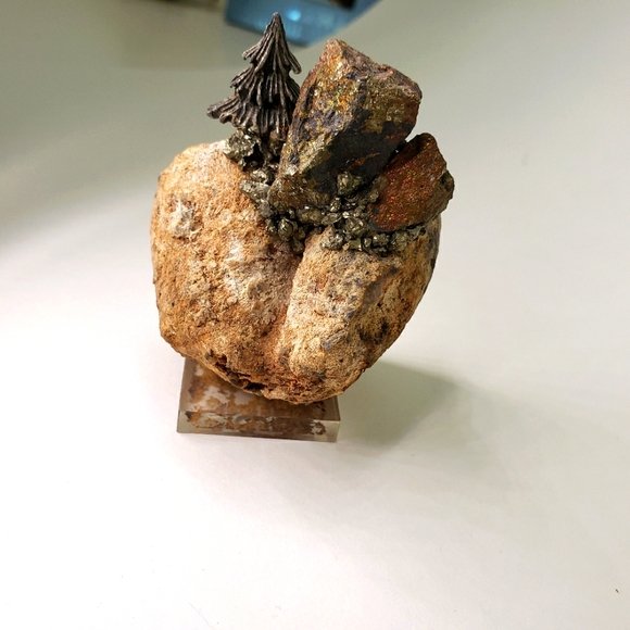 Crystal Double Geode inside a geode - Picture 3 of 6